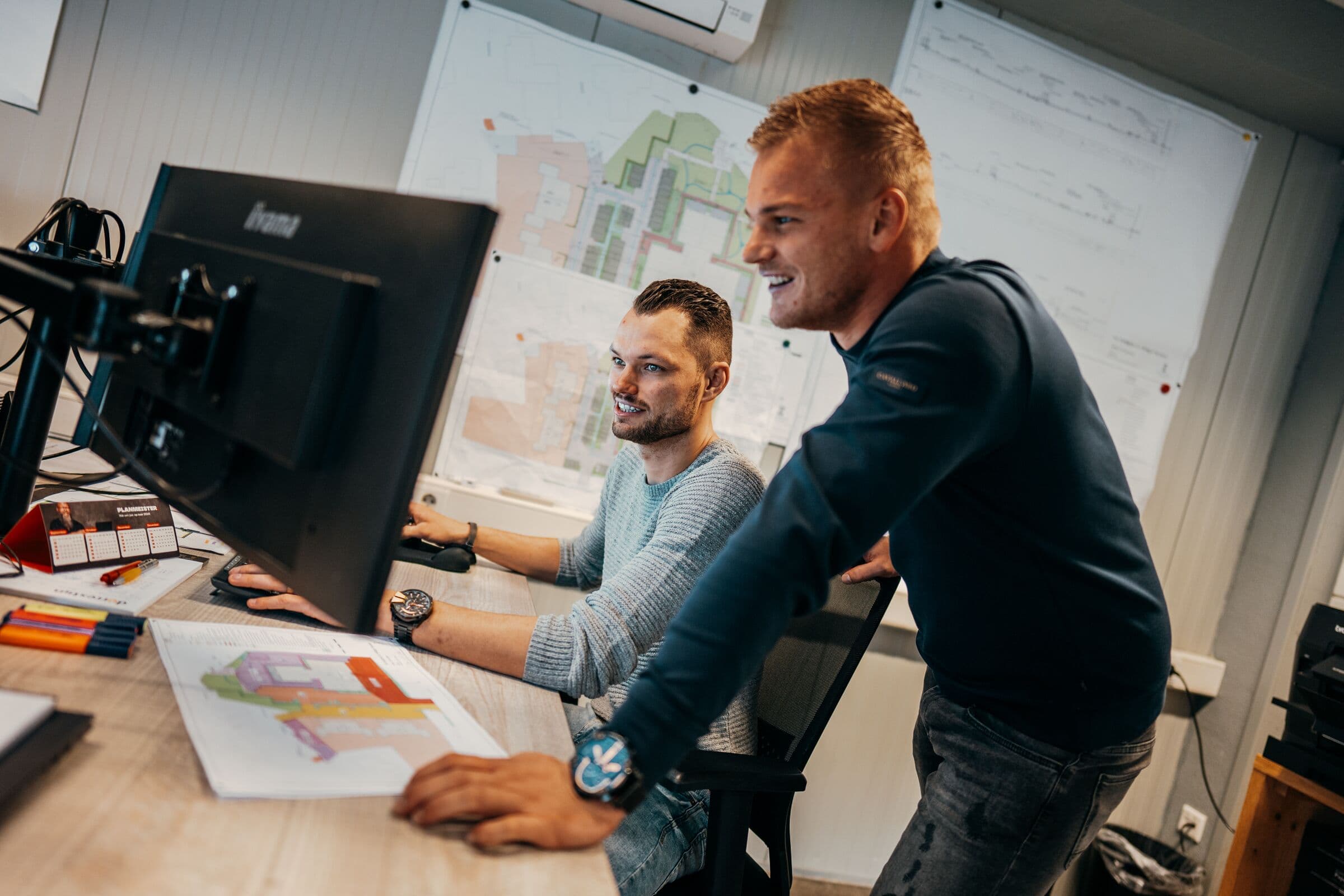 Werkvoorbereiders van Dorrestijn op kantoor