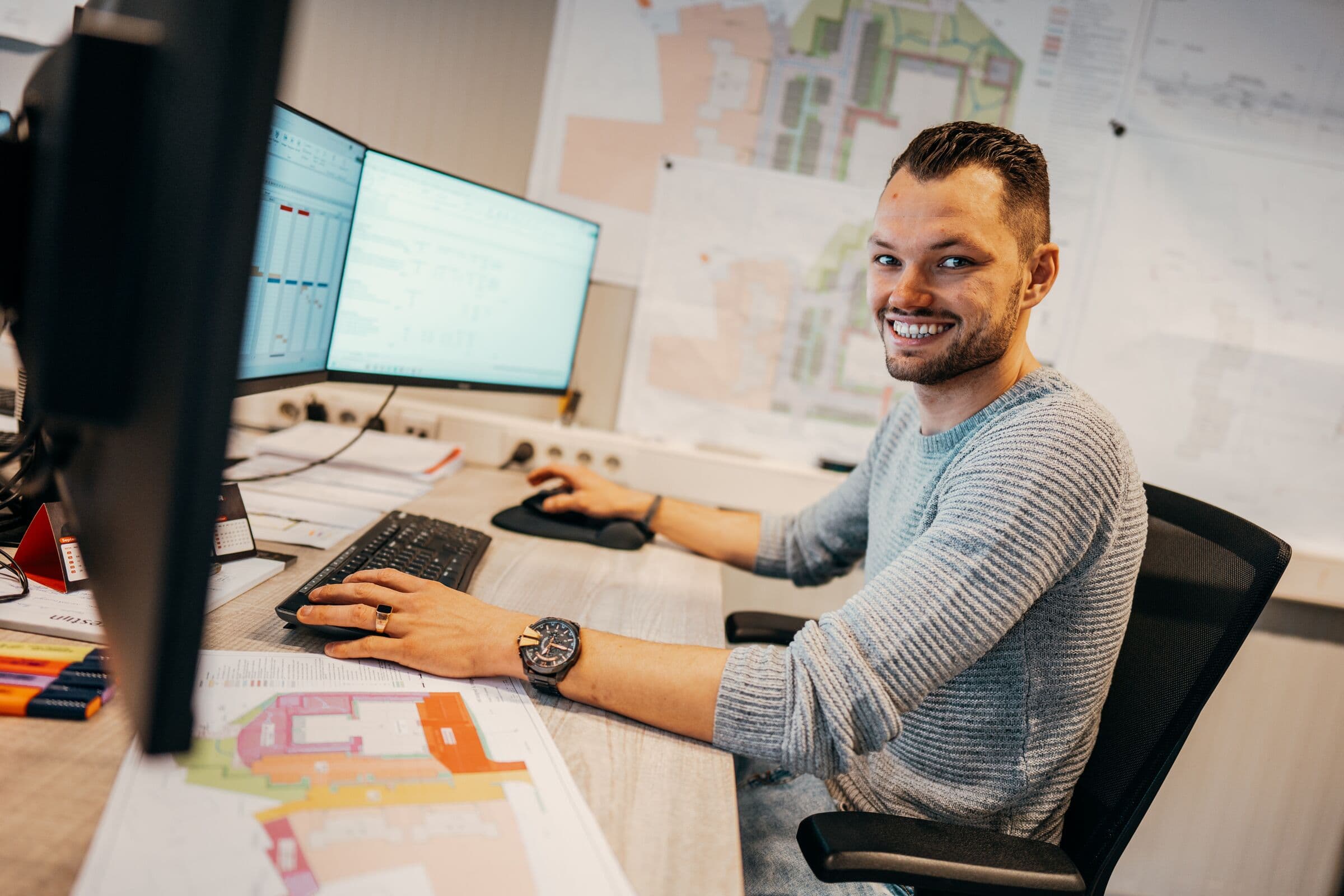 Werkvoorbereider van Dorrestijn op kantoor