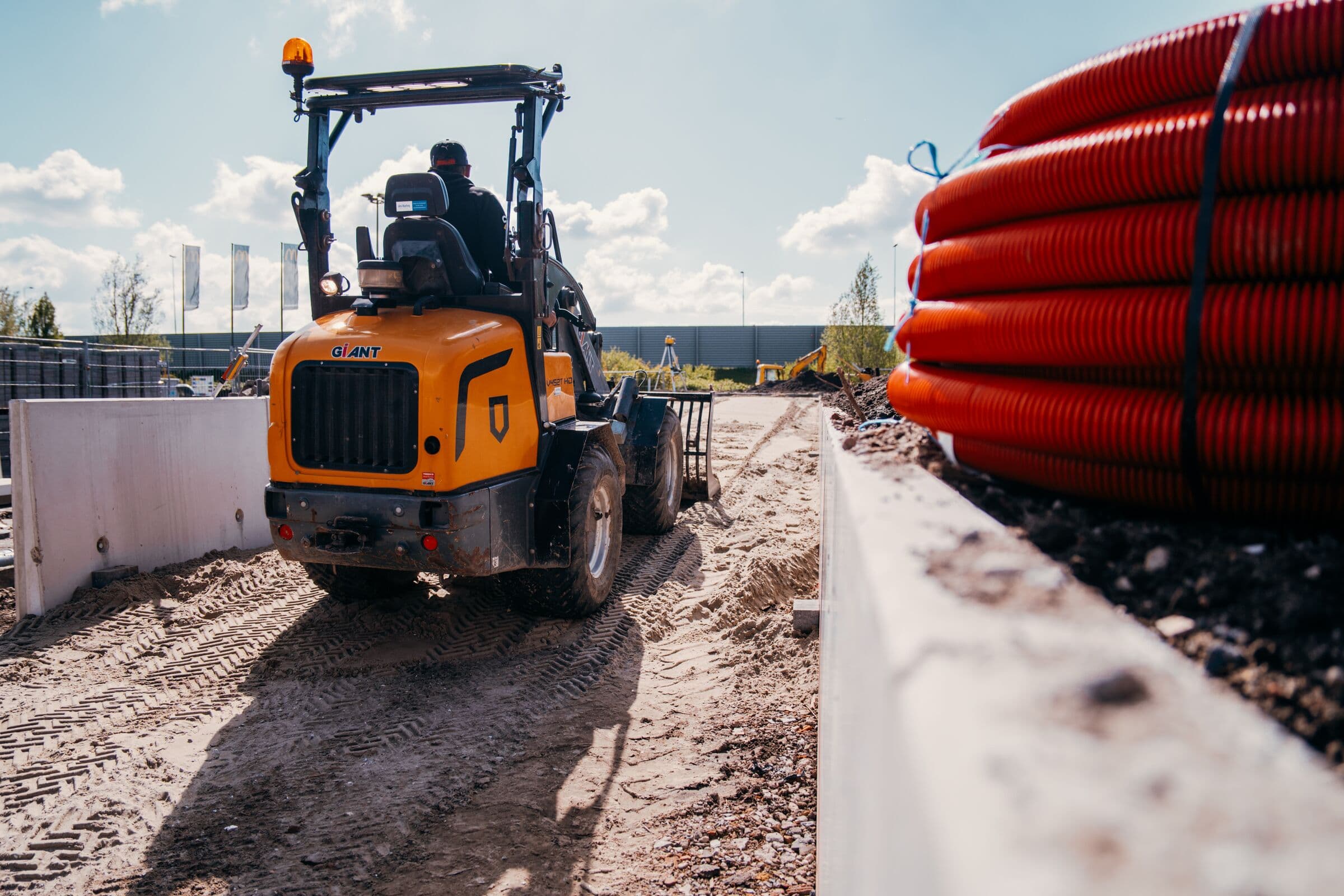 Shovel van Dorrestijn Infra op een bouwterrein