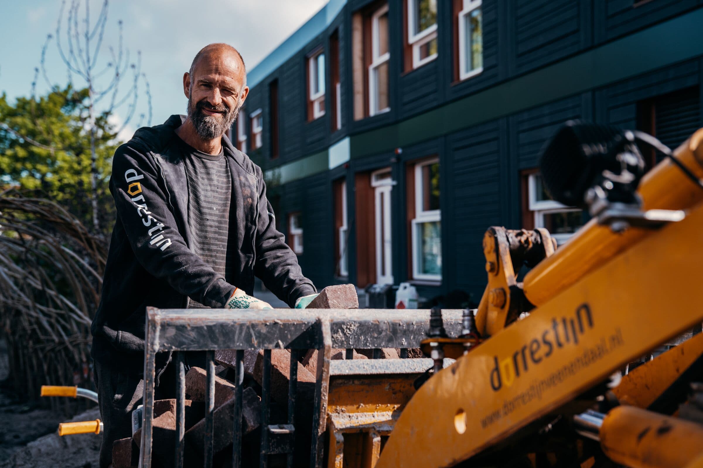 Medewerker van Dorrestijn Infra bij een shovel